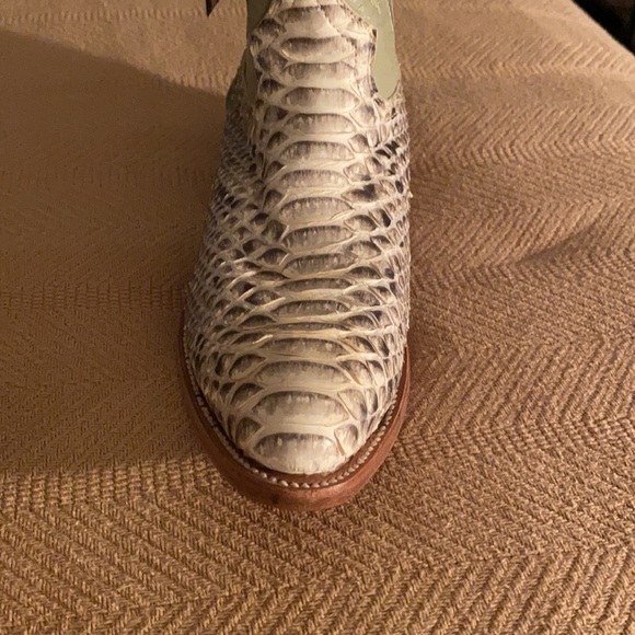 Two lovely Boots - Picture 10 of 16